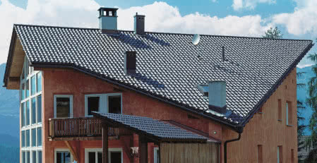 Dachówka ze specjalnym zamkiem górnym i bocznym.